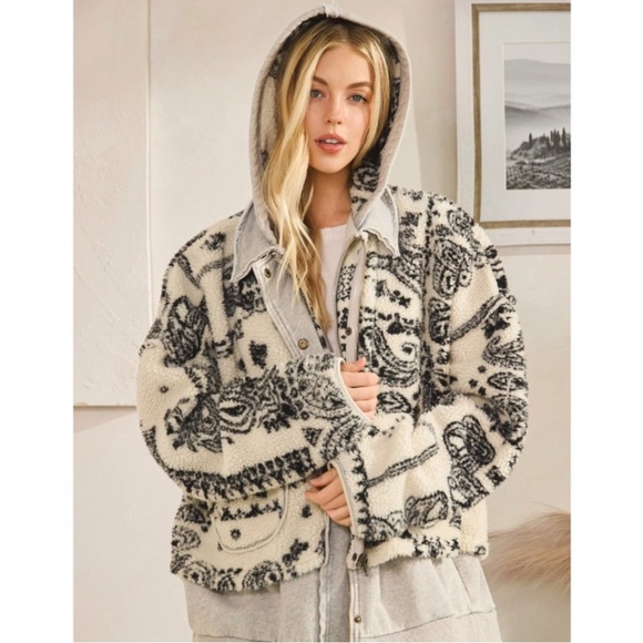 Oli & Hali Paisley Print Button Down Loose Fit Jacket / Hoodie - Picture 3 of 5